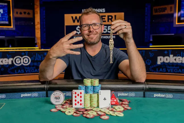 【EV扑克】2025WSOP | 国人陈传书赛事40晋级四强，陈梦祺赛事43进入九人桌