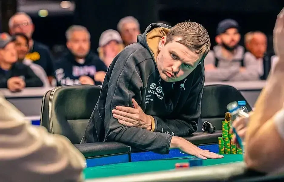 【APL扑克】WSOP年度最佳诈唬？250K豪客赛泡沫期，嘴炮哥把天三条弃了…