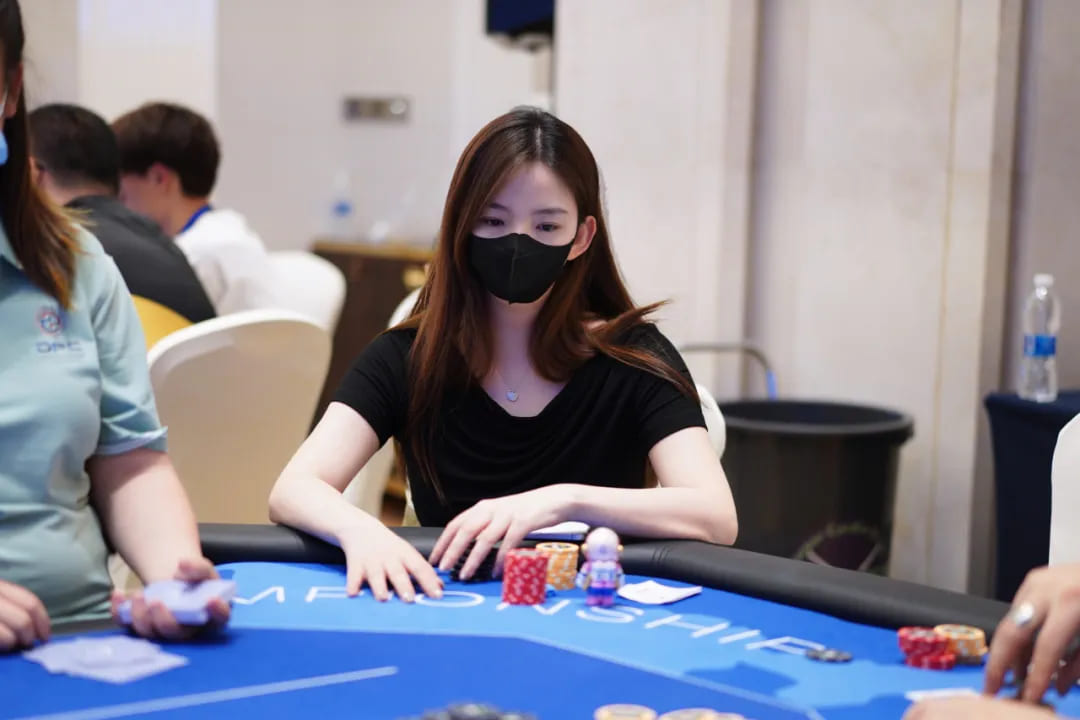 【EV扑克】DPC圆梦杯｜危邵坚领衔16人晋级主赛决赛，唯一女选手章艺以120w记分牌成功晋级