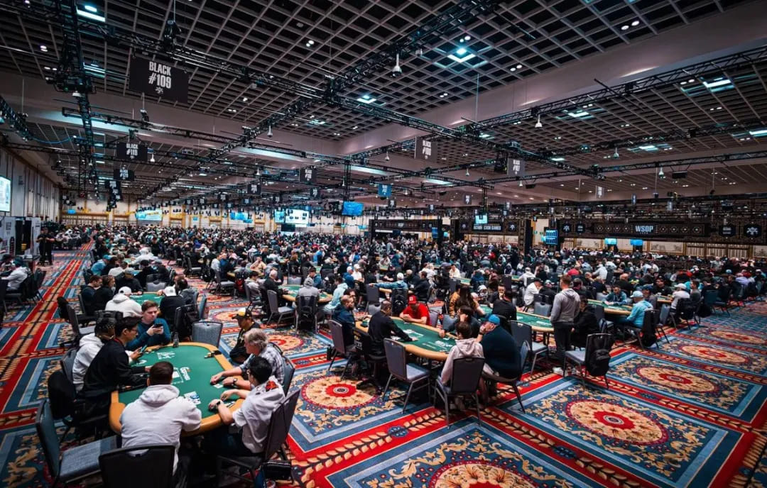 【EV扑克】WSOP主赛事Day2｜国人Xiaozhe Liu领军晋级，主赛事金手链辉煌亮相！
