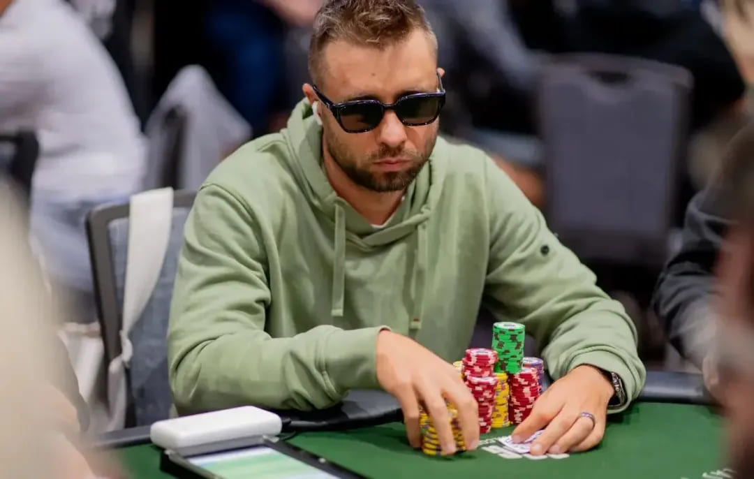 【EV扑克】WSOP主赛事Day2｜国人Xiaozhe Liu领军晋级，主赛事金手链辉煌亮相！