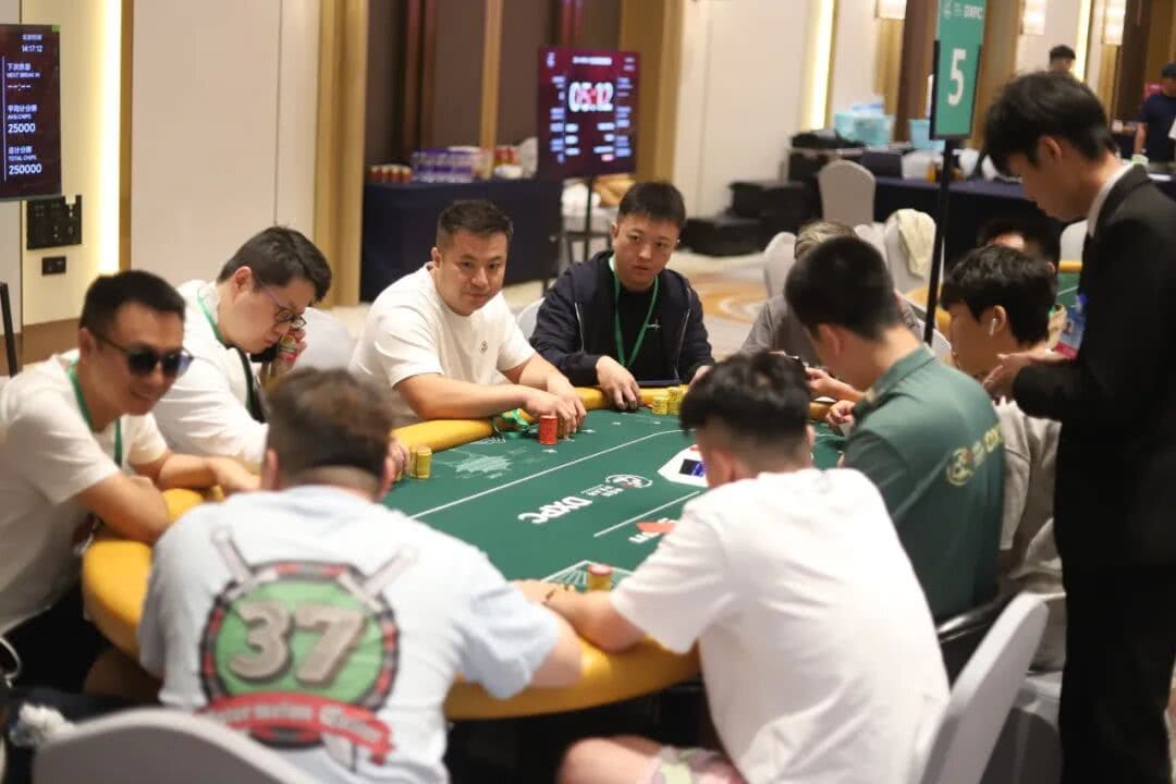 【EV扑克】DXPC丹霞杯 | 最终之战今日引爆！首届丹霞杯主赛Day1共301人，77人晋级Day2，李非泽和白晋荣分获C/D组CL