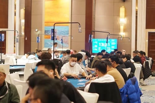 【EV扑克】国门杯｜海港边城掀起新浪潮！主赛A组争斗战鼓敲响共吸引114人次选手参赛余14人晋级第二轮！女神挑战赛明日靓丽登场！