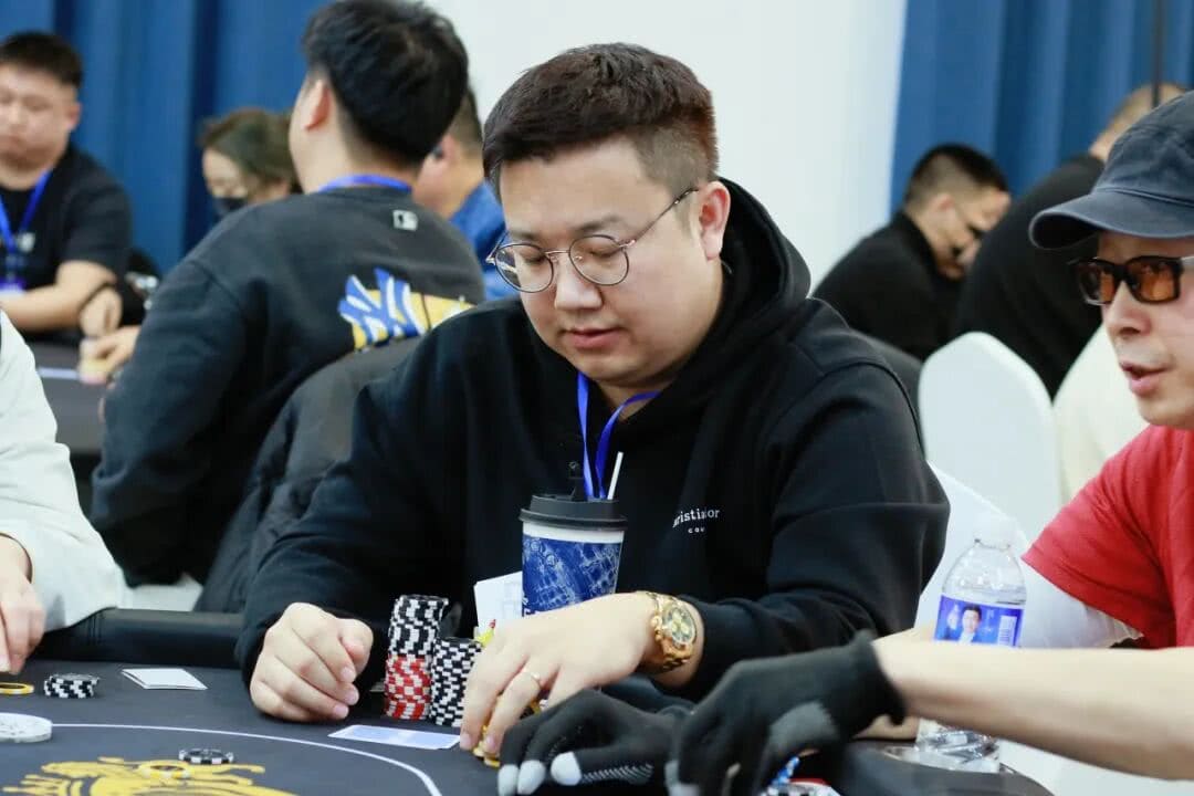 【EV扑克】2026CPT第五日 | 紫荆山海杯主赛首轮战罢，总参赛444人次，100人晋级第二轮！张毅获D组CL