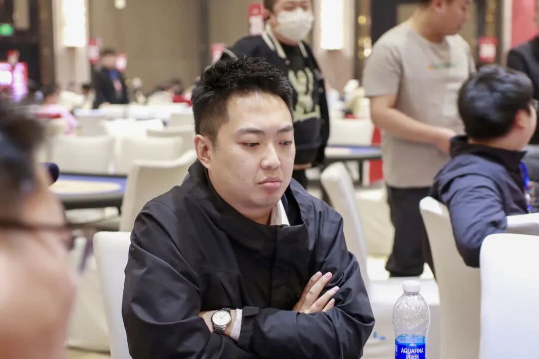 【EV扑克】GAKC皇冠杯固安站｜孟令杨领跑主赛最后20人进军决赛圈，“固安杯”启幕添彩