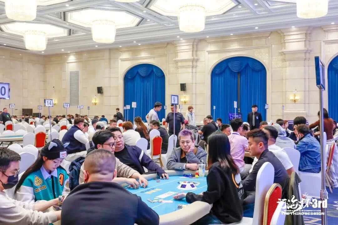 【EV扑克】第三届河海杯|首日战斗开启,主赛A组102参赛,美女Nicky首日登场拿下一座奖杯