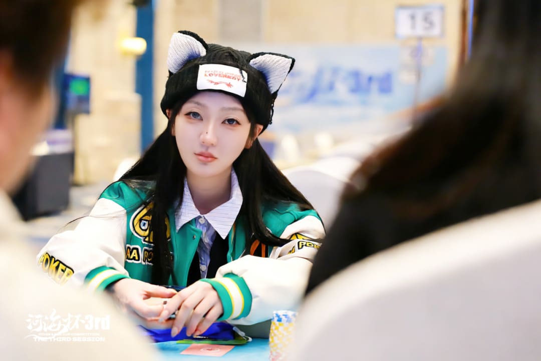 【EV扑克】第三届河海杯|首日战斗开启,主赛A组102参赛,美女Nicky首日登场拿下一座奖杯