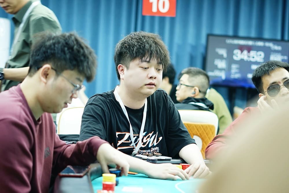 【EV扑克】第一届山海杯鲲鹏系列赛|主赛B组110人次竞争21人晋级,王云峰倒数手牌翻倍收取32.3万计分牌成CL!明天主赛小组赛最后晋级机会!