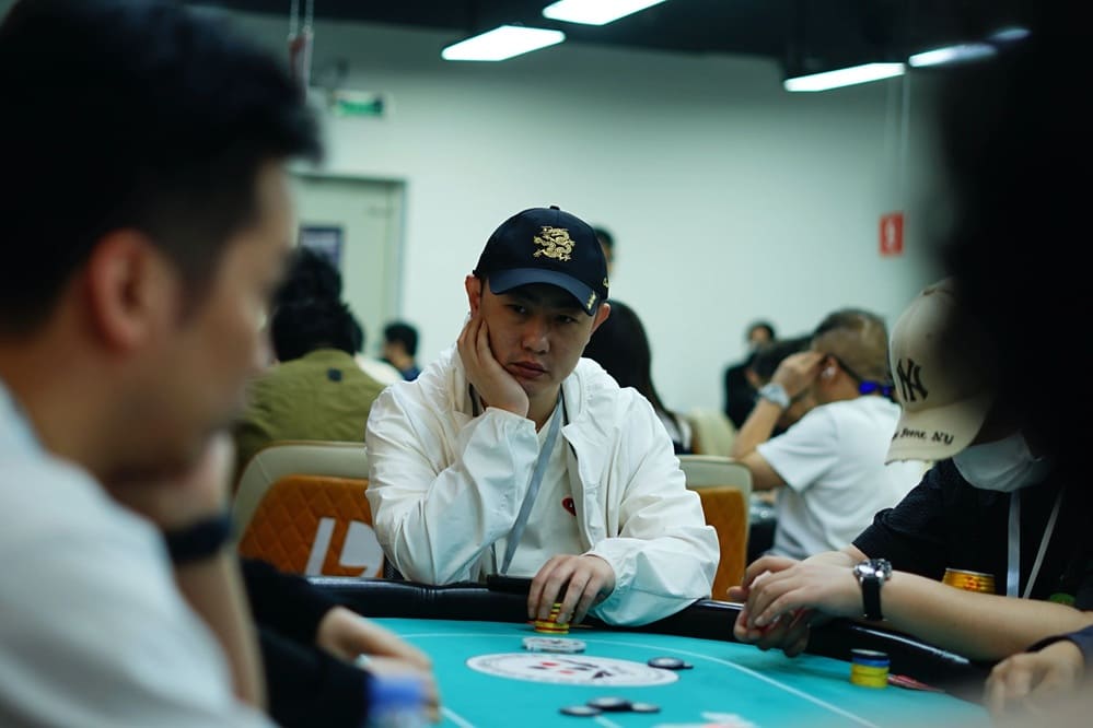 【EV扑克】第一届山海杯鲲鹏系列赛|主赛B组110人次竞争21人晋级,王云峰倒数手牌翻倍收取32.3万计分牌成CL!明天主赛小组赛最后晋级机会!