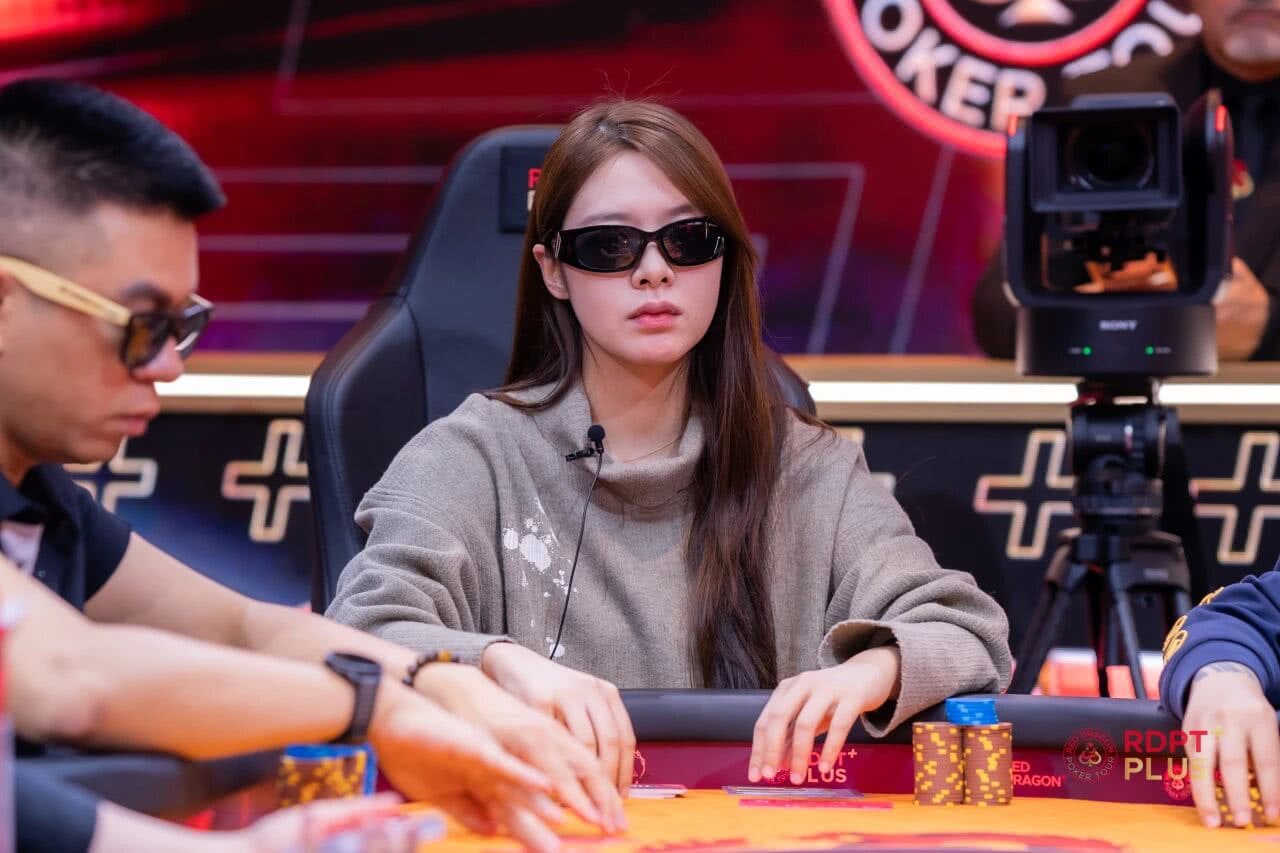 【EV扑克】2026红龙杯PLUS｜首赛即登顶！蔡炜珏倒数第二记分逆袭斩获神龙觉醒开幕赛冠军，赢系列赛首件冠军夹克！