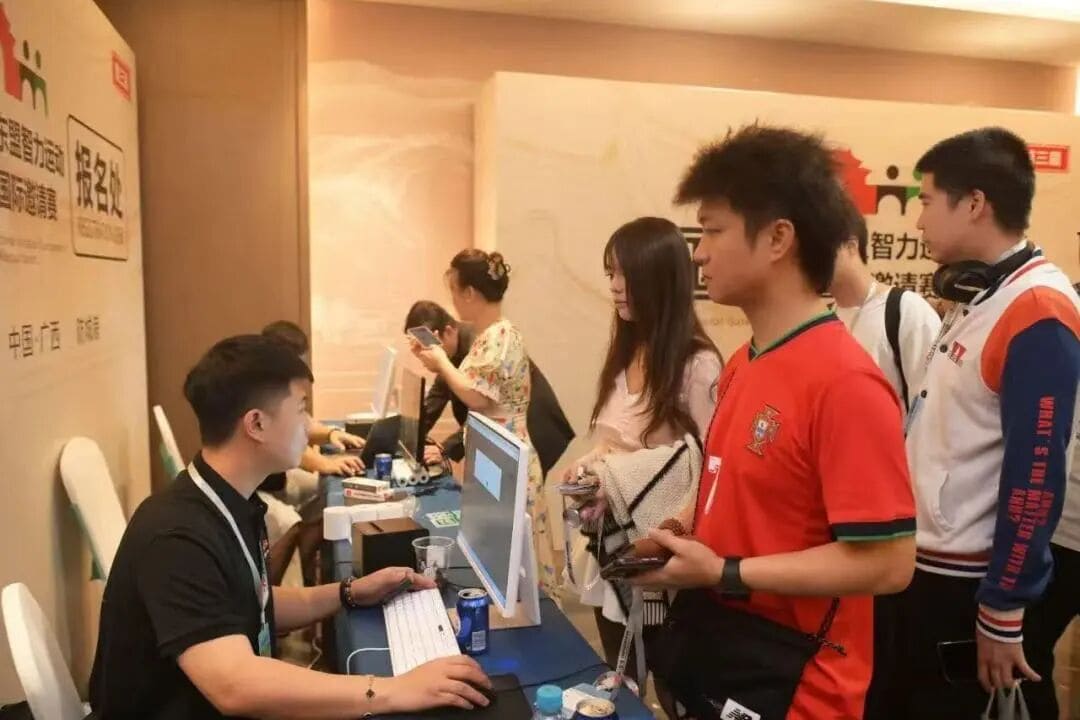 【EV扑克】第三届国门杯次日 | 广西三月三，主赛A组开打共135人次参赛，林峰CL携35人晋级第二轮，邓彪勇夺开幕赛冠军