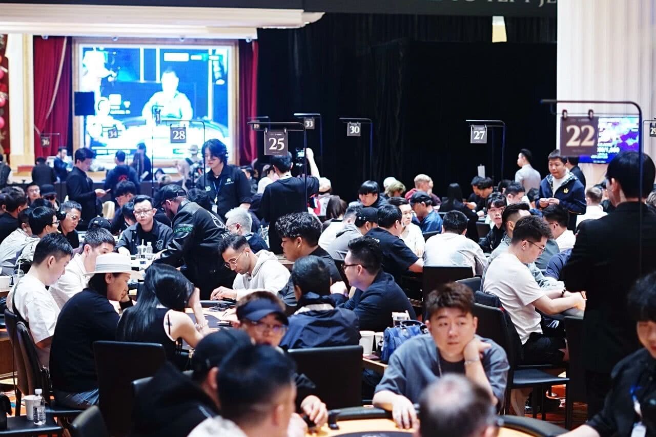【EV扑克】TLPT济州岛站｜主赛B组171人次火爆对战剩余26人晋级！Bai Yunpeng狂揽超80万计分笑傲全场！YIMING LEE斩获巡游豪客赛王冠！